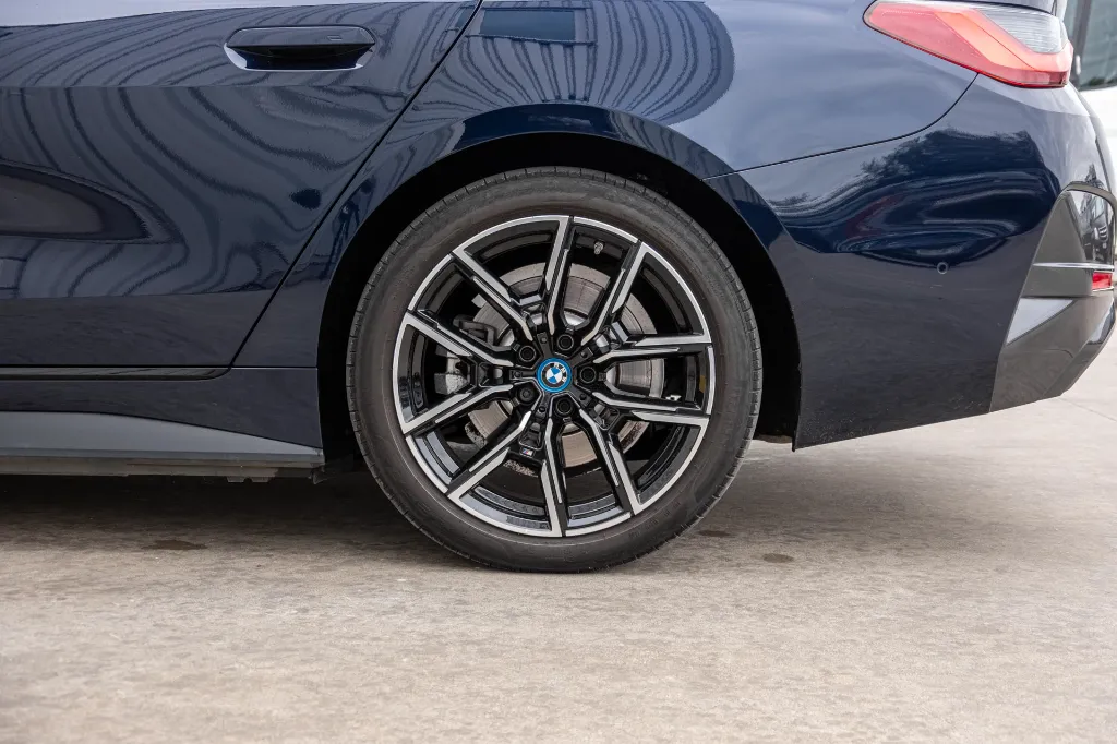 20261015_BMW_I4_040.webp